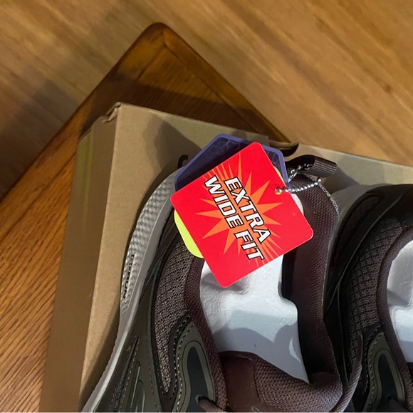 SKECHERS SZ 10W BROWN EXTRA WIDE FIT - Picture 2 of 7